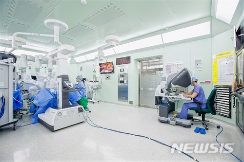 【울산=뉴시스】조현철 기자 = 울산대학교병원(병원장 정융기)은 30일 비뇨기과 박성찬 교수팀이 로봇수술기 다빈치 Xi 시스템을 이용해 전립선암과 신장 종양을 최근 동시에 절제하는데 성공했다고 밝혔다.&nbsp; 2018.01.30. (사진=울산대병원 제공) photo@newsis.com 