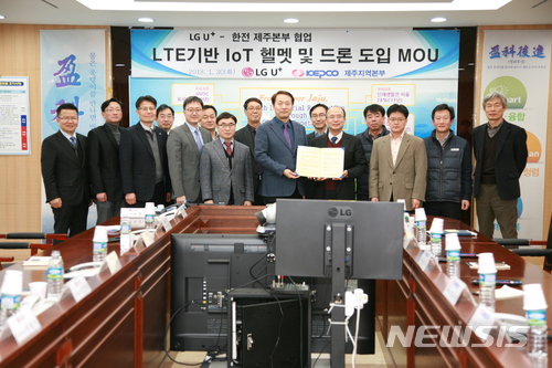 【제주=뉴시스】&nbsp; 한전 제주본부(본부장 황우현)와 LG U⁺는&nbsp; 공동으로 IoT 헬멧과 드론을 활용한 전력설비 관리와 제주 2030 CFI구현을 위한 신성장동력 창출 비즈 모델 발굴에 관한 MOU를 30일 체결했다. photo@newsis.com