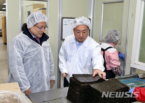 【익산=뉴시스】강명수 기자 = 30일 정헌율(좌측) 전북 익산시장이 기업 애로사항 해결을 위해 제4산업단지에 위치한 (유)동이식품을 방문해 최일경 대표와 대화를 나누고 있다. 2018.01.30. (사진 = 익산시 제공) photo@newsis.com