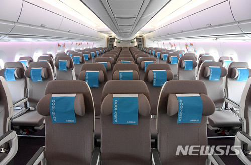 [르포]길어진 동체·넓어진 공간…에어버스 최신형 항공기 A350-1000 타보니