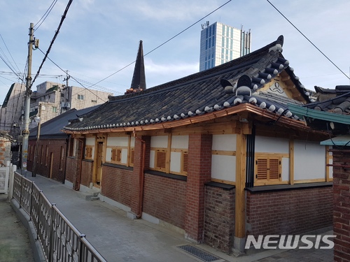 【서울=뉴시스】벽돌쌓기의 변화상을 고스란히 보여주는 체부동 성결교회 벽면. (사진 = 서울시 제공) photo@newsis.com