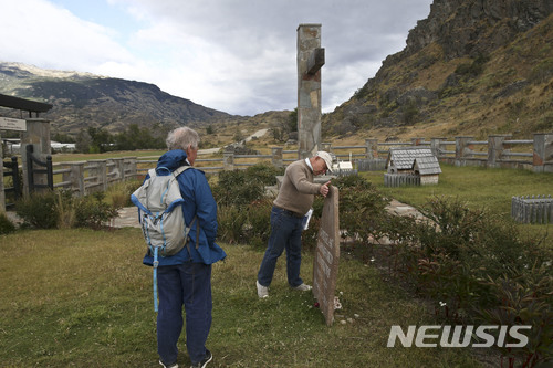 【파타고니아( 칠레 ) = AP/뉴시스】칠레 정부에 파타고니아 지역의 광대한 사유지를 기증, 여러 개의 국립생태공원을 만들게 해준 미국의 환경보호 기업가 더그 톰킨스의 묘지를 친구들이 29일 칠레정부와의 협정식을 앞두고 참배하고 있다.&nbsp; 이번에 기증된 스위스 면적과 비슷한 크기의 땅은 민간단체가 한 나라의 정부에 기증한 토지 면적으로는 세계 최대를 기록했다.&nbsp;&nbsp;&nbsp;&nbsp;&nbsp; 