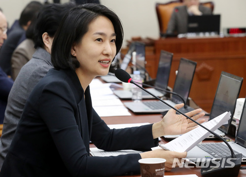 【서울=뉴시스】박영태 기자 = 30일 오전 서울 영등포구 여의도 국회에서 진행된 과학기술정보방송통신위원회 전체회의(4차 산업혁명 특별위원회)에서 김수민 의원이 질의하고 있다. 2018.01.30.since1999@newsis.com