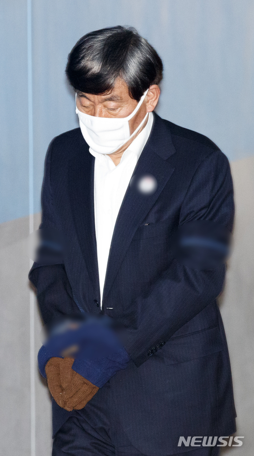 【서울=뉴시스】김선웅 기자 = 이명박 정부 당시 사이버외곽팀(민간인 댓글부대) 운영에 관여한 혐의로 구속 기소된 원세훈 전 국가정보원장이 지난 1월30일 오후 서울 서초구 서울중앙지법에서 열린 1차 공판에 출석하고 있다. 2018.01.30. mangusta@newsis.com