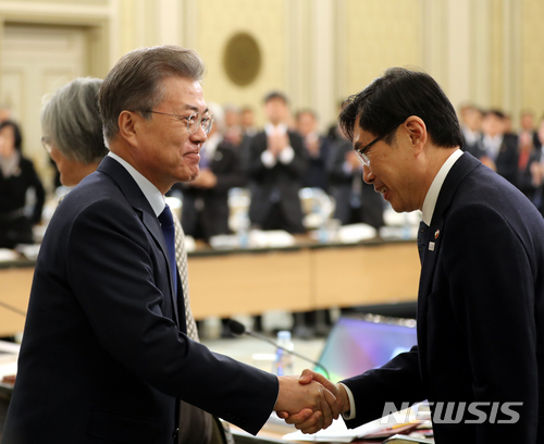 【서울=뉴시스】전진환 기자 = 문재인 대통령이 박상기 법무부장관과 악수하고 있는 모습. (사진=뉴시스DB). 2018.01.30. amin2@newsis.com