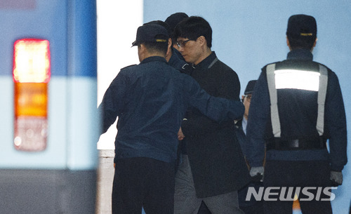 【서울=뉴시스】김선웅 기자 = 가수 고(故) 신해철 씨의 수술을 집도했다가 사망에 이르게 한 혐의로 기소된 강세훈 전 서울스카이병원장이 지난 1월30일 오후 서울 서초구 서울고등법원에서 열린 항소심 선고 공판에서 징역 1년을 선고 받고 법정구속돼 구치소로 향하고 있다. 2018.01.30. mangusta@newsis.com
