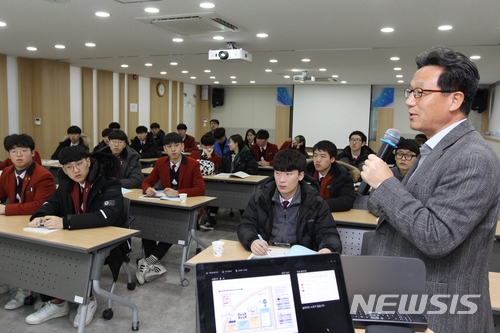 【구미=뉴시스】박홍식 기자 = 구미대학교 대학일자리센터(센터장 이승환)는 내달 1일까지 취업역량 강화를 위한 '취업캠프'를 연다고 31일 밝혔다 .30일 구미전자공고 학생들이 경북창조경제혁신센터에서 ‘4차 산업혁명-스마트팩토리 이해’라는 특강을 듣고 있다. 2018.01.31 (사진=구미대 제공) photo@newsis.com