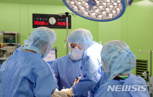 【진주=뉴시스】정경규 기자 = 수술을 집도하고 있는 경상대학교 정형외과 유준일 교수팀.2018.01.31.(사진=경상대병원 제공) photo@newsis.com