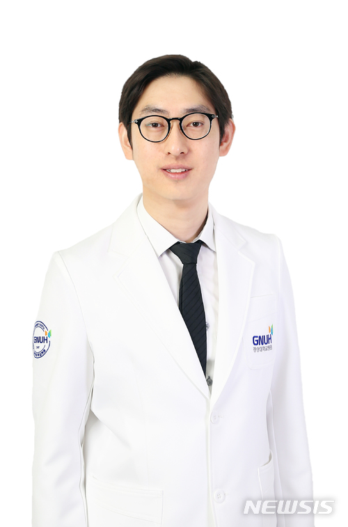 【진주=뉴시스】정경규 기자 = 경남 진주 경상대학교 정형외과 유준일 교수.2018.01.31.(사진=경상대병원 제공) photo@newsis.com