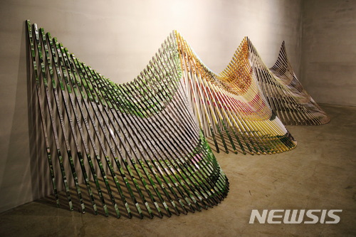 【서울=뉴시스】 정재규, 경주, 2011, Photo, wood installation, variable dimensions.가나아트센터 제공.