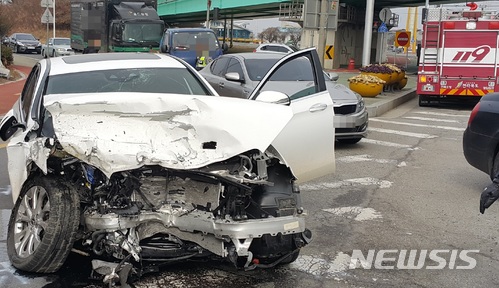 【군산=뉴시스】강인 기자 = 31일 전북 군산시 성산면 한 교차로에서 벤츠와 그랜저 승용차가 충돌한 모습이다. 2018.01.31 (사진=전북경찰청 제공)kir1231@newsis.com