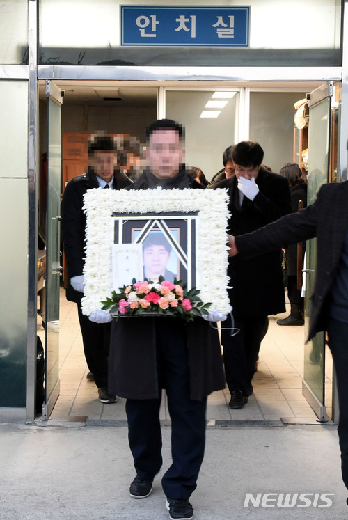 【밀양=뉴시스】안지율 기자 = 경남 밀양 세종병원 화재 참사 엿새째인 31일 오전 경남 밀양시 한솔장례식장에서 이번 참사 희생자인 고 민현식 의사의 발인이 엄수되고 있다. 이날 한솔장례식장에서 희생자 4명에 대한 발인을 마지막으로 이번 참사 장례일정은 마무리됐다. 2018.01.31.&nbsp;&nbsp;&nbsp; alk9935@newsis.com