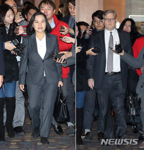 【서울=뉴시스】박진희 기자 = 한-미 FTA 우리측 수석대표인 유명희 산업통상자원부 통상정책국장과 미국측 수석대표인 마이클 비먼(Michael Beeman) 미국 무역대표부(USTR) 대표보가 31일 서울 롯데호텔에서 한-미 FTA 제2차 개정협상으로 향하고 있다. 2018.01.31.pak7130@newsis.com