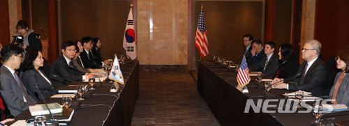 【서울=뉴시스】박진희 기자 = 한-미 FTA 우리측 수석대표인 유명희 산업통상자원부 통상정책국장과 미국측 수석대표인 마이클 비먼(Michael Beeman) 미국 무역대표부(USTR) 대표보를 비롯한 한미 양국 정부대표단이 31일 서울 롯데호텔에서 한-미 FTA 제2차 개정협상에 앞서 인사를 나누고 있다. 2018.01.31.pak7130@newsis.com