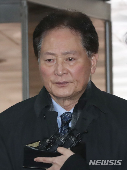 【서울=뉴시스】권현구 기자 = 이명박 정부 시절 국가정보원의 특수공작비를 김대중·노무현 전 대통령 뒷조사에 쓴 혐의를 받고 있는 최종흡 전 국정원 3차장이 31일 오전 서울 서초구 서울중앙지방법원에서 열린 구속영장 실질심사에 출석하고 있다. 2018.01.31. stoweon@newsis.com