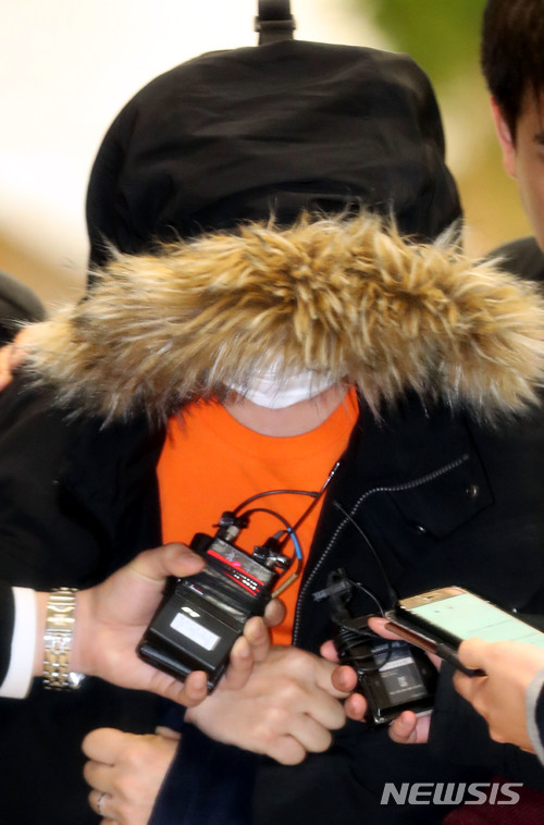 【인천공항=뉴시스】홍찬선 기자 = 국내에서 3200억원대 통신다단계 사기 행각을 벌이고 해외로 밀항한 도피사범 마모(특경법 사기 등 수배 10건, 특경법 사기 등 전과 5범)씨가 31일 오전 인천공항을 통해 송환되고 있다.&nbsp; 경찰청에 따르면 마씨는 지난 2003년부터 2005년까지 국내에서 3200억원대 통신다단계 사기 행각을 벌이고 해외로 밀항했다. 그 후 2015년부터 2016년까지 필리핀에서 금융 피라미드 사기 조직을 구축해, 가짜 가상화폐 판매를 미끼로 3만5974명으로부터 1552억원을 편취한 혐의를 받고 있다. 2018.01.31.&nbsp; mania@newsis.com 