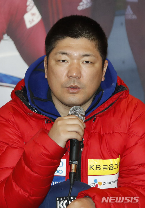 【평창=뉴시스】최동준 기자 = 31일 강원 평창군 용평리조트에서 열린 봅슬레이, 스켈레톤 대표팀 미디어데이에서 이용 총감독이 각오를 밝히고 있다. 2018.01.31. photocdj@newsis.com