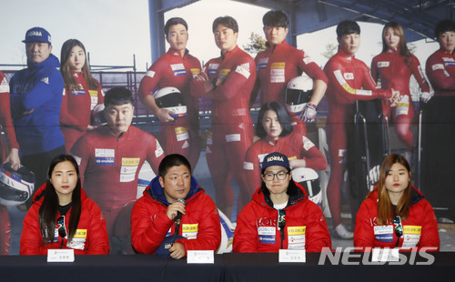 【평창=뉴시스】최동준 기자 = 31일 강원 평창군 용평리조트에서 열린 봅슬레이, 스켈레톤 대표팀 미디어데이에서 이용 총감독이 각오를 밝히고 있다. 2018.01.31. photocdj@newsis.com