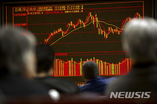 【베이징=AP/뉴시스】31일 베이징의 한 증권사 객장에서 투자자들이 전광판을 보고 있다. 2018.01.31