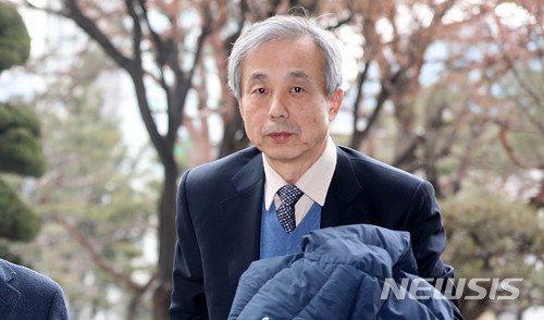 【서울=뉴시스】추상철 기자 = 이현동 전 국세청장이 31일 오후 서울 서초구 서울중앙지방검찰청에서 '국가정보원 대북공작금으로 전직 대통령의 개인 비리 정보 수집 활동'을 한 혐의로 피의자 신분 조사를 받기 위해 검찰로 들어서고 있다. 2018.01.31. scchoo@newsis.com