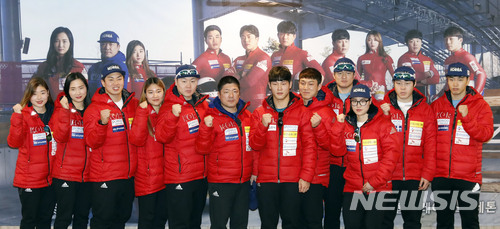 【평창=뉴시스】최동준 기자 = 31일 강원 평창군 용평리조트에서 열린 봅슬레이, 스켈레톤 대표팀 미디어데이에서 이용(왼쪽 여섯번째) 총감독을 비롯한 대표팀 선수들이 파이팅을 외치고 있다. 2018.01.31. photocdj@newsis.com