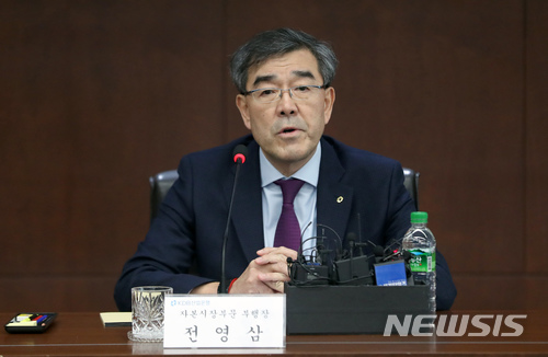 【서울=뉴시스】김선웅 기자 = 전영삼 KDB산업은행 자본시장부문 부행장이 31일 오후 서울 영등포구 여의도 KDB산업은행 본점에서 열린 대우건설 매각 관련 기자간담회에서 모두발언을 하고 있다. 산업은행은 이날 호반건설을 대우건설 매각 우선협상대상자로 선정했다고 밝혔다. 2018.01.31. mangusta@newsis.com