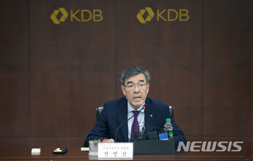 【서울=뉴시스】김선웅 기자 = 전영삼 KDB산업은행 자본시장부문 부행장이 31일 오후 서울 영등포구 여의도 KDB산업은행 본점에서 열린 대우건설 매각 관련 기자간담회에서 모두발언을 하고 있다. 산업은행은 이날 호반건설을 대우건설 매각 우선협상대상자로 선정했다고 밝혔다. 2018.01.31. mangusta@newsis.com
