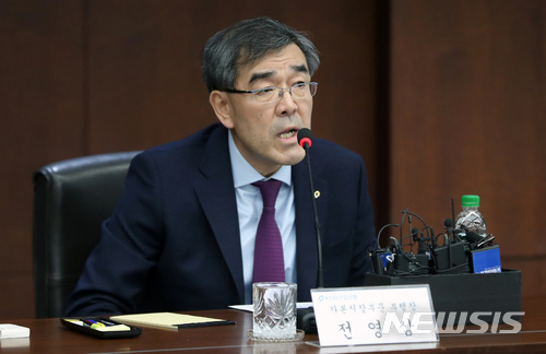 【서울=뉴시스】김선웅 기자 = 전영삼 KDB산업은행 자본시장부문 부행장이 31일 오후 서울 영등포구 여의도 KDB산업은행 본점에서 열린 대우건설 매각 관련 기자간담회에서 모두발언을 하고 있다. 산업은행은 이날 호반건설을 대우건설 매각 우선협상대상자로 선정했다고 밝혔다. 2018.01.31. mangusta@newsis.com