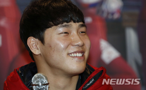【평창=뉴시스】최동준 기자 = 31일 강원 평창군 용평리조트에서 열린 봅슬레이, 스켈레톤 대표팀 미디어데이에서 윤성빈이 취재진 질문을 듣던 중 미소 짓고 있다. 2018.01.31. photocdj@newsis.com