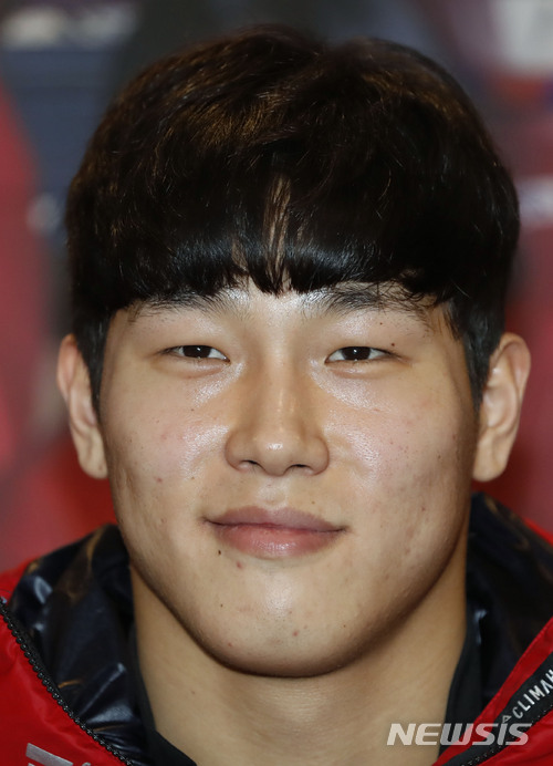 【평창=뉴시스】최동준 기자 = 31일 강원 평창군 용평리조트에서 열린 봅슬레이, 스켈레톤 대표팀 미디어데이에서 윤성빈이 취재진 질문을 듣던 중 미소 짓고 있다. 2018.01.31. photocdj@newsis.com