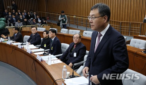 【서울=뉴시스】홍효식 기자 = 신현수(오른쪽) 국가정보원 기획조정실장이 31일 오후 서울 여의도 국회에서 열린 국가정보원 개혁에 대한 공청회에 참석해 인사하고 있다. 2018.01.31. yesphoto@newsis.com