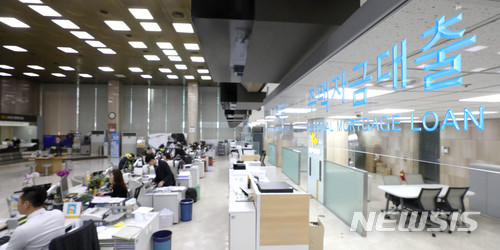 가계빚, 1500조 턱밑 '사상 최대'…대출 옥죄도 은행은 더 늘어