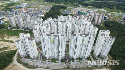  【예천=뉴시스】김진호 기자 = 경북 예천군 인구가 지난달 31일 기준 5만136명으로 11년 만에 5만명을 회복했다. 사진은 예천군 호명면 도청 신도시 내 주거단지 전경. 2018.02.01 (사진=예천군 제공)photo@newsis.com