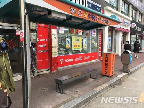 【증평=뉴시스】 버스승강장에 설치한 발열벤치. (사진= 증평군 제공) photo@newsis.com