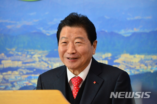 【창원=뉴시스】김기진 기자 =1일 안상수 경남 창원시장이 창원시청에서 '창원 첨단특화산업단지'의 조기 구축 방안을 발표하고 있다. 2018.02.01. sky@newsis.com