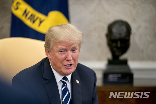 【 워싱턴=AP/뉴시스】도널드 트럼프 미국 대통령이 31일(현지시간) 워싱턴 백악관 집무실에서 평범한 근로자들을 만나 세제개혁에 대해 이야기 하고 있다. 201.2.01