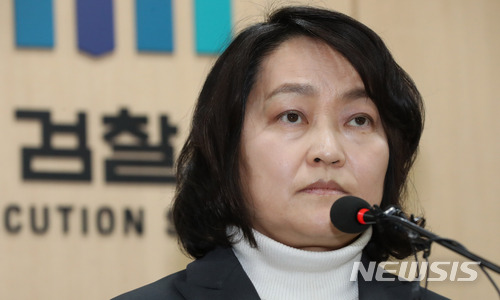 【서울=뉴시스】임태훈 기자 = 서지현 창원지검 통영지청 검사가 폭로한 성추행 사건의 진상 조사를 맡게 된 조희진 서울동부지검장이 지난 2월1일 오전 서울 송파구 동부지방검찰청 대회의실에서 브리핑을 준비하며 생각에 잠겨 있다. 2018.02.01. taehoonlim@newsis.com
