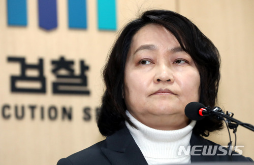 【서울=뉴시스】임태훈 기자 = 조희진 서울동부지검장이 지난달 1일 오전 서울 송파구 동부지방검찰청 대회의실에서 브리핑을 준비하며 생각에 잠겨 있다. 2018.02.01. taehoonlim@newsis.com