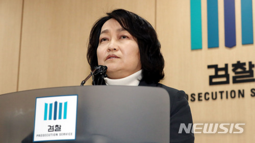 【서울=뉴시스】임태훈 기자 = 서지현 창원지검 통영지청 검사가 폭로한 성추행 사건의 진상 조사를 맡게 된 조희진 서울동부지검장이 지난 1일 오전 서울 송파구 동부지방검찰청 대회의실에서 브리핑을 하고 있다. 2018.02.01. taehoonlim@newsis.com