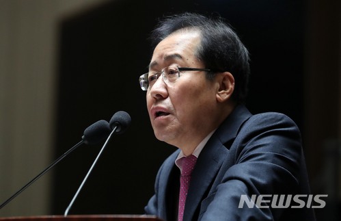 【서울=뉴시스】홍효식 기자 = 자유한국당 홍준표 대표가 1일 오후 서울 여의도 국회 예결위 회의장에서 열린 당헌·당규 개정안 제안설명 및 논의를 위한 의원총회에 참석해 모두발언을 하고 있다. 2018.02.01. yesphoto@newsis.com