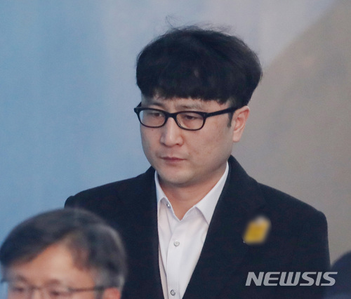 【서울=뉴시스】김진아 기자 = '국민의당 제보조작'으로 재판에 넘겨진 이준서 전 최고위원이 지난 2월1일 오후 서울 서초구 서울고등법원에서 열린 공직선거법 위반 항소심 공판준비기일에 출석하고 있다. 2018.02.01. bluesoda@newsis.com