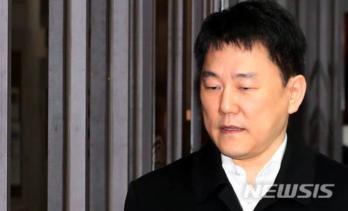 【서울=뉴시스】박주성 기자 = '82억원 횡령·배임' 넥센 이장석 대표가 지난달 15일 오후 서울 서초구 서울중앙지법에서 열린 공판에 출석하고 있다. 2018.01.15. park7691@newsis.com 