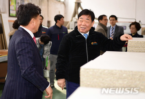 【안동=뉴시스】류상현 기자 = 취임 1주년을 맞은 우병윤 경북도 경제부지사(가운데)가 2일 경산의 한 업체를 찾아 생산품을 둘러보고 있다. 2018.02.02 (사진=경북도 제공)&nbsp; photo@newsis.com 