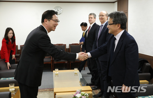 【서울=뉴시스】 천해성 통일부 차관과 조셉 윤 미국 대북정책특별대표는 2일 오후 정부서울청사에서 열린 면담을 통해 북한의 평창동계올림픽·패럴림픽 참가와 북핵 문제를 포함한 현안에 대해 의견을 교환했다. (사진=통일부 제공) 2018.02.02 photo@newsis.com