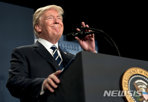 【화이트 설퍼 스프링스=AP/뉴시스】도널드 트럼프 미국 대통령이 1일(현지시간)웨스트버지니아주 화이트 설퍼 스프링스 소재 240년 된 리조트에서 열린 공화당 연찬회에 참석해 연설하고 있다. 2018.2.2
