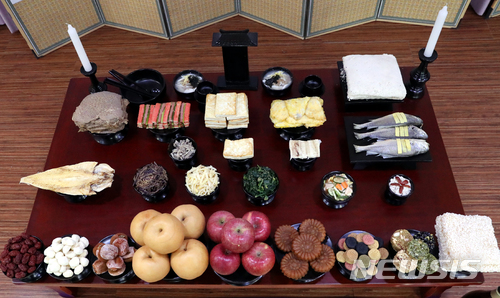 【서울=뉴시스】이종철 기자 = 2일 오전 서울 종로구 한국전통음식연구소에서 열린 '한국농수산식품유통공사(aT)와 함께하는 설 차례상 차리기'에서 전통 차례상이 시연되어 있다. 2018.02.02.jc4321@newsis.com