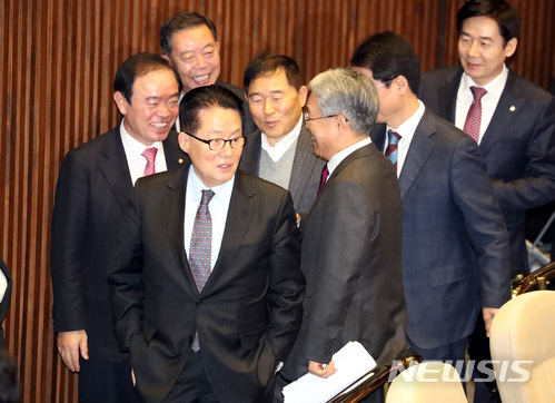 【서울=뉴시스】박영태 기자 = 2일 오전 서울 영등포구 여의도 국회에서 진행된 제356회 국회(임시회) 제4차 본회의가 끝난 후 박지원 의원 등 국민의당 의원들이 회의장을 나서고 있다. 2018.02.02.since1999@newsis.com