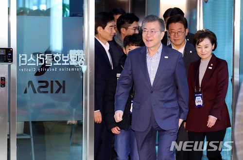 【성남=뉴시스】전신 기자 = 문재인 대통령이 2일 경기도 성남 판교창조경제밸리 기업지원허브에서 열린 미래차 산업 간담회에 참석하고 있다. 2018.02.02. photo1006@newsis.com