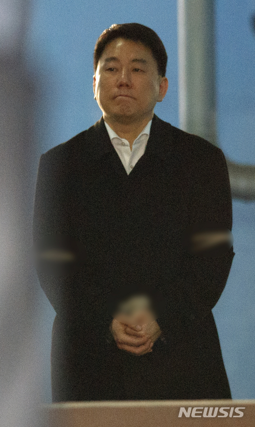 【서울=뉴시스】김선웅 기자 = 배임 및 횡령 혐의로 재판에 넘겨진 프로야구 넥센 히어로즈 이장석 대표가 2일 서울 서초구 서울중앙지방법원에서 열린 1심 선고공판에서 징역 4년이 선고된 후 법정 구속돼 구치소로 이감되고 있다. 한편 KBO는 이 대표의 직무를 정지했다. 2018.02.02. mangusta@newsis.com