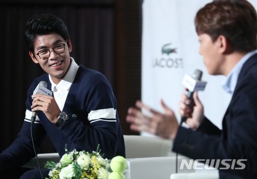 【서울=뉴시스】최진석 기자 = 한국 테니스 최초 그랜드 슬램 4강을 달성하며 역사를 새로 쓴 정현이 2일 오전 중구 반얀트리 클럽 앤 스파 서울에서 열린 GS 4강 진출 축하 기자 간담회 참석해 사회자의 질문에 답하고 있다. 2018.02.02. myjs@newsis.com